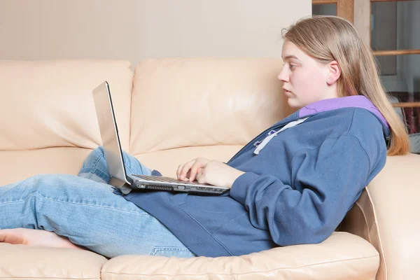 Tiener meisje met behulp van laptop — Stockfoto