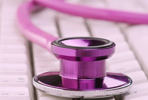 Stetoskop pink pada papan ketik — Stok Foto