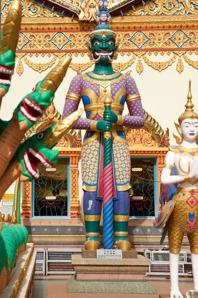 Statyer utanför templet — Stockfoto