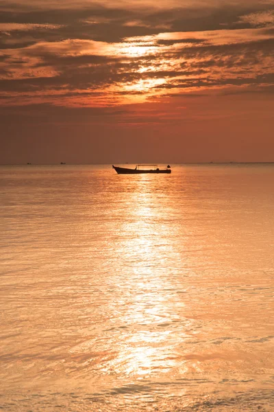 Βάρκα στην θάλασσα στο ηλιοβασίλεμα — Φωτογραφία Αρχείου