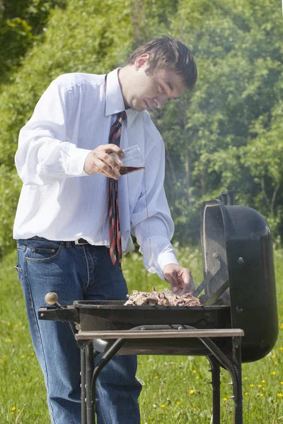 Człowiek coocing mięso. — Zdjęcie stockowe