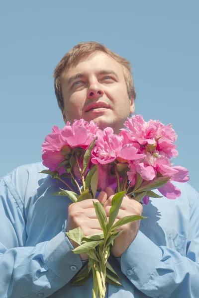 Man och blommor. — Stockfoto