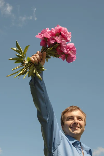 Άνθρωπος και λουλούδια. — Φωτογραφία Αρχείου