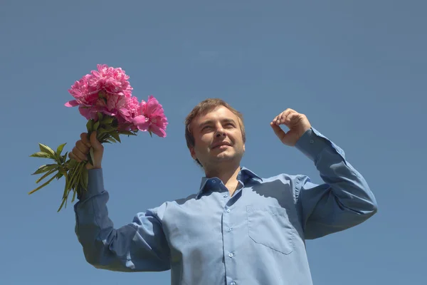 Człowiek i kwiaty. — Zdjęcie stockowe