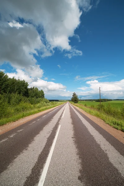 Silnice v zemgale, Lotyšsko. — Stock fotografie