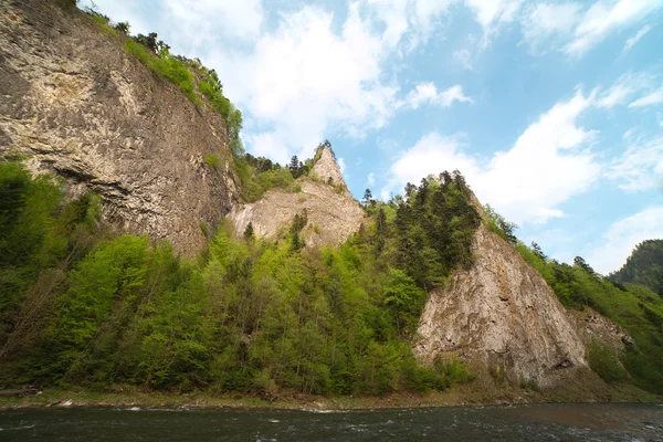 Скелі на річці Дунаєць. — стокове фото