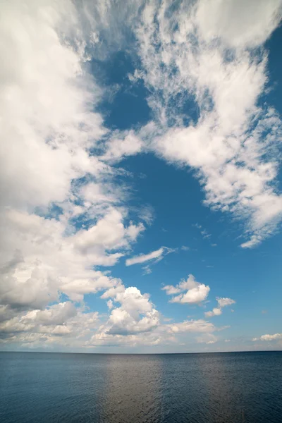 Σύννεφο και θάλασσα. — Φωτογραφία Αρχείου