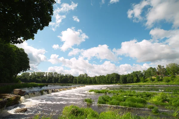 Vattenfall på floden venta, Lettland. — Stockfoto