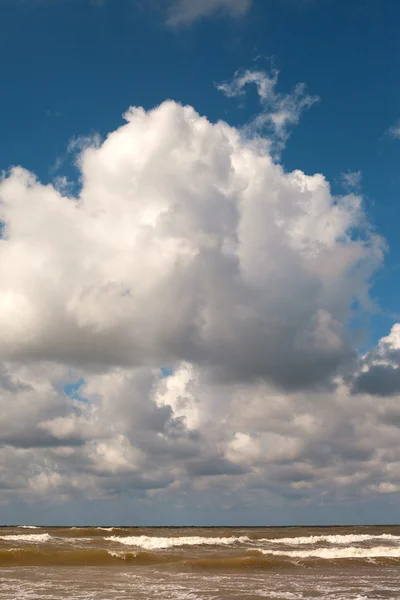 雲と波. — ストック写真