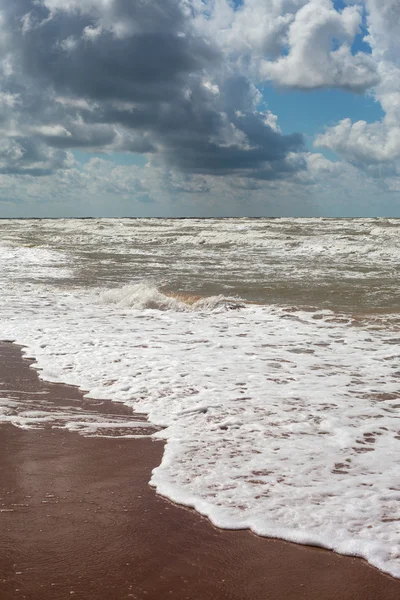 Κύματα. — Φωτογραφία Αρχείου
