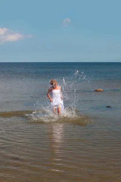 Mulher na água . — Fotografia de Stock