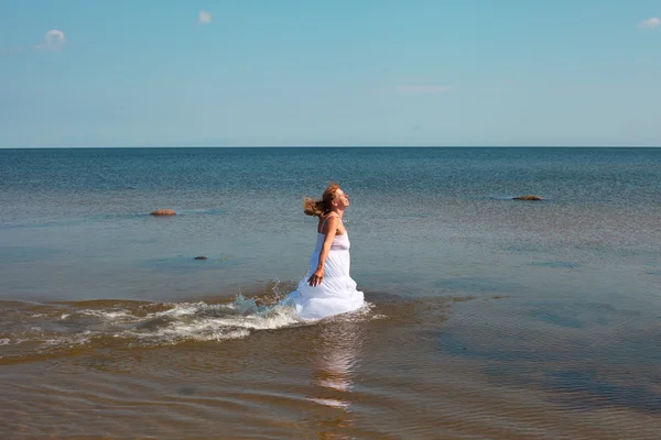 Vrouw in water. — Stockfoto