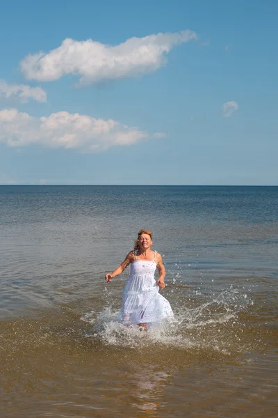 Žena ve vodě. — Stock fotografie