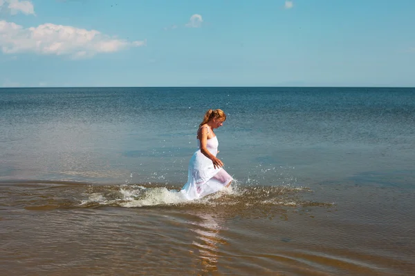 Frau im Wasser. — Stockfoto