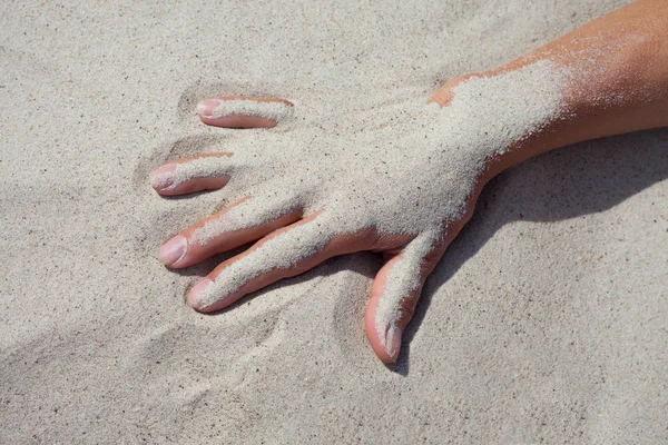 Ruka a písek. — Stock fotografie