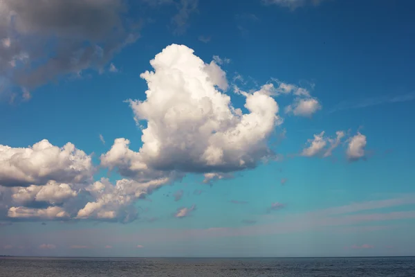 Nubes sobre el mar Báltico . — Foto de Stock