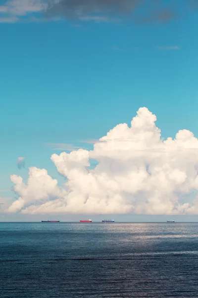 Nuvem e navios .. — Fotografia de Stock