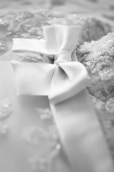 Brautjungfernkleid mit großer Seidenschleife — Stockfoto