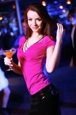 genç bir kadın gece kulübü disco eğlenmek