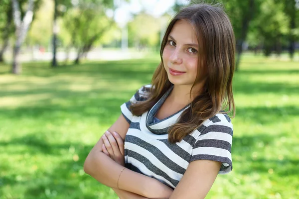 Fiatal nő a nyári parkban — Stock Fotó