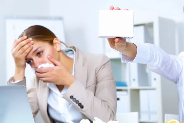 Žena v úřadu drží balíček medicíny — Stock fotografie