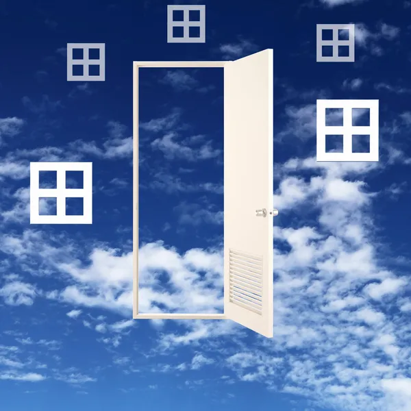 Mavi gökyüzü arka plan beyaz kapı — Stok fotoğraf