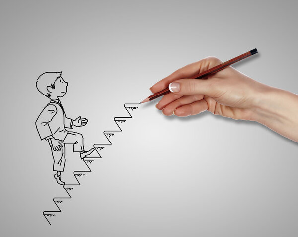 человек поднимается по лестнице