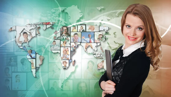 Junge Frau vor Hintergrund der Weltkarte — Stockfoto