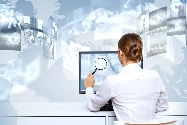 Affärskvinna som arbetar med virtuella digitala skärmar — Stockfoto