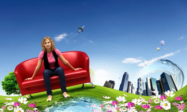 Giovane donna seduta su divano natura sfondo — Foto Stock
