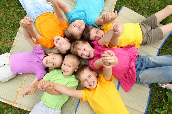 Grupp av barn i parken — Stockfoto