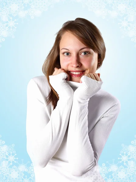 Девушка в белом свитере — стоковое фото