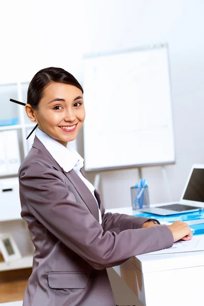 Üzleti viselet hivatalban dolgozó fiatal nő — Stock Fotó