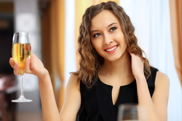 Młoda ładna kobieta siedzi w restauracji — Zdjęcie stockowe