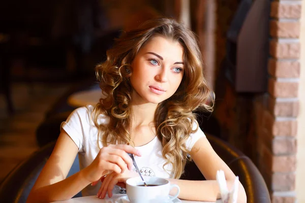 레스토랑에 앉아 젊은 예쁜 여자 — 스톡 사진