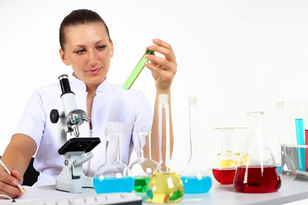 화학 실험실에서 여성 과학자 — 스톡 사진