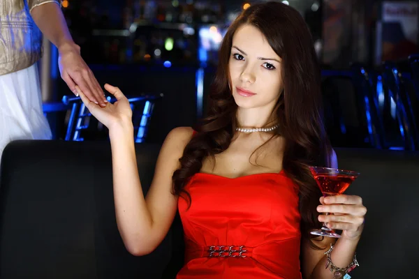Atrakcyjna kobieta w klubie przy drinku — Zdjęcie stockowe