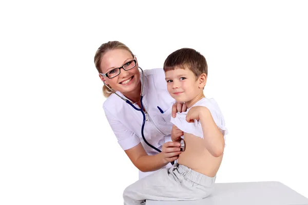 Doktor muayene için bir çocuk yapıyor — Stok fotoğraf