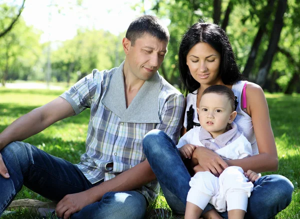 Family together in the summer park — Stock Photo, Image