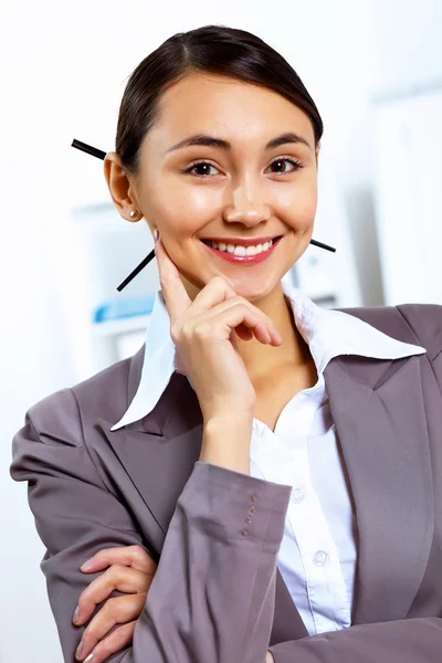 Jovem mulher em roupas de negócios trabalhando no escritório — Fotografia de Stock
