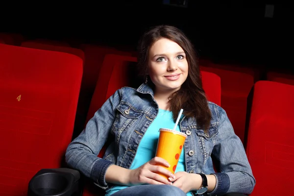 Молодая девушка в кино смотрит кино — стоковое фото