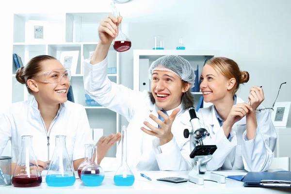 Młodzi naukowcy pracujący w laboratorium — Zdjęcie stockowe