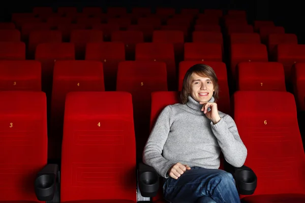 Νεαρός άνδρας στον κινηματογράφο, παρακολουθώντας την ταινία — Φωτογραφία Αρχείου