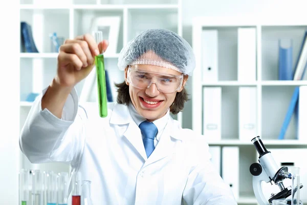 Jovem cientista trabalhando em laboratório — Fotografia de Stock