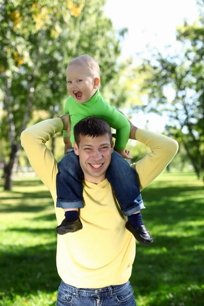 Far med lille son i park — Stockfoto