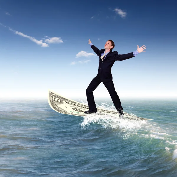 Unternehmer surft auf den Wellen des Meeres — Stockfoto