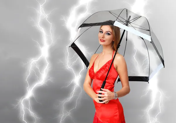 Junge hübsche Frau mit Regenschirm — Stockfoto