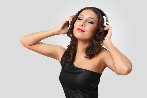 Jovem mulher em vestido de noite com fones de ouvido — Fotografia de Stock