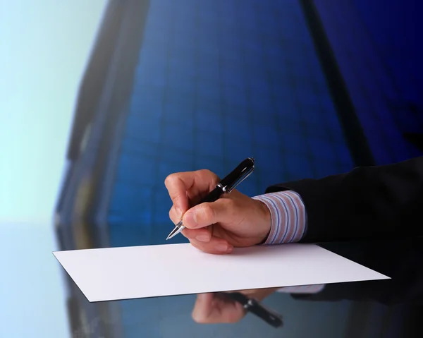 Homme d'affaires signer des documents à la main — Photo