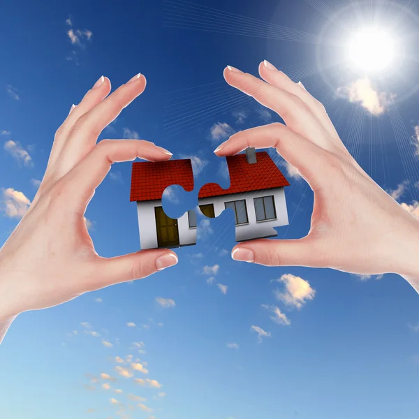 Casa y mano humana contra el cielo azul — Foto de Stock